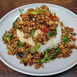 ข้าวกระเพราไก่สับคั่วพริกแห้ง