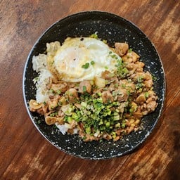 ข้าวหน้าไก่ทอดกระเทียมไข่ดาว