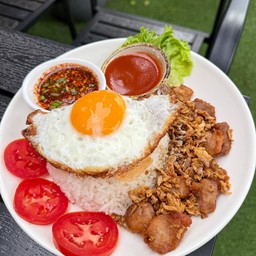 ข้าวหน้าสามชั้นทอดน้ำปลา