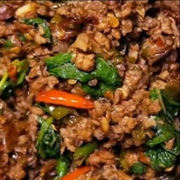 ข้าวกระเพาเนื้อสับพริกแห้ง รสจัดแซบๆ