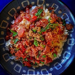 กระเพราแหนมหมูสับ ราดข้าว