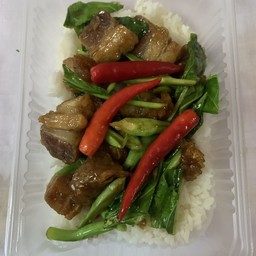 ข้าวผัดคะน้าหมูกรอบ