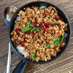 [อร่อยซ่ากับโค้ก] กระเพราพริกแห้งหมูสับราดข้าว +  โค้ก ออริจินัล (กระป๋อง) 