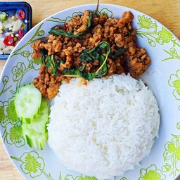 กระเพราหมูสับ ราดข้าว (สูตรพริกแห้งโบราณ)