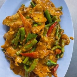 ผัดพริกแกงหมูชิ้น