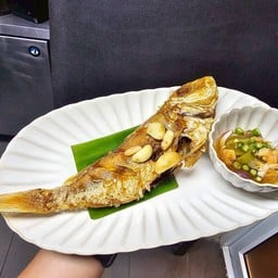 ปลาทอดน้ำปลา และน้ำปลามะนาวพริกย่าง