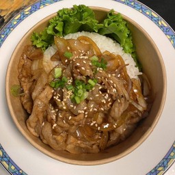 ข้าวสามชั้นสไลด์ผัดซอสญี่ปุ่น