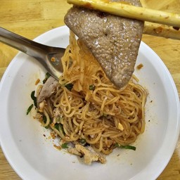 ก๋วยเตี๋ยวแห้ง คลุกซอสรสแซ่บ