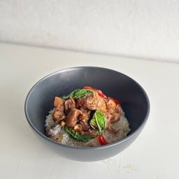 ข้าวหน้าหมูตุ๋นผัดกะเพรา