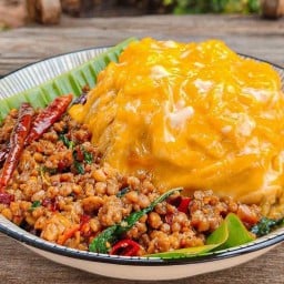 ข้าวไข่ข้นกะเพราตามสั่ง อร่อย ให้เยอะ by พูนจาน สาขาเดียวในประเทศดอนเมือง