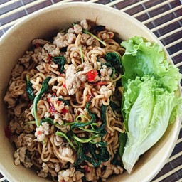 เส้นมาม่าผัดกะเพรา