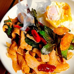 กะเพราแม่ผัว หมูสไลด์3ชั้นผัดกะเพราหอมพริกแห้ง เครื่องปรุงอย่างดี