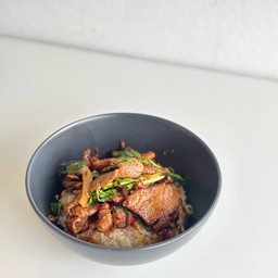 ข้าวหน้าหมูชิ้นผัดพริกเผา