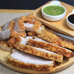 หมูกรอบ 500 กรัมน้ำจิ้มซีฟู้ด/ ซีอิ๊วหวาน