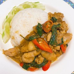 ข้าวผัดพริกแกงใต้เนื้อไก่