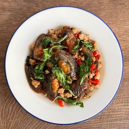 กะเพราไข่เยี่ยวม้าหมูสับ