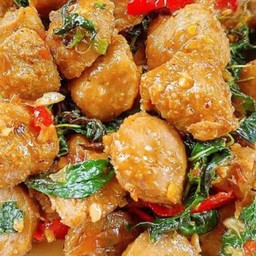 กระเพราลูกชิ้นเนื้อ