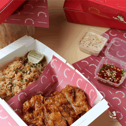 ข้าวผัดน้ำพริกกะปิไก่ทอด