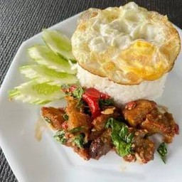 กระเพราไข่เหยี่ยวม้า