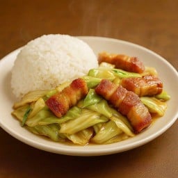 ข้าวกะหล่ำผัดน้ำปลาหมูกรอบ