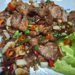 หมูกรอบคั่วพริกเกลือราดข้าว