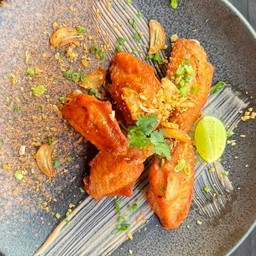 ปีกไก่ทอดกระเทียมหอม Golden Garlic Chicken wings