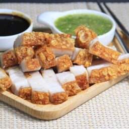 หมูกรอบ 2 ขีด / น้ำจิ้มซีฟู้ด/ ซีอิ๊วหวาน