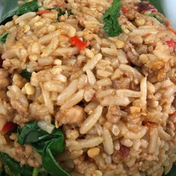 ข้าวคลุกกะเพราหมูกรอบ