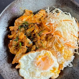 ไก่ผัดขิงและตะไคร้ราดข้าวร้อนๆ