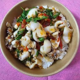 ผัดกะเพราปลาหมึก