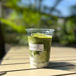 Iced matcha latte มัทฉะลาเต้