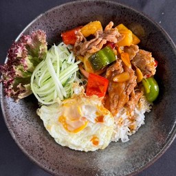 เนื้อผัดสับปะรดราดข้าว