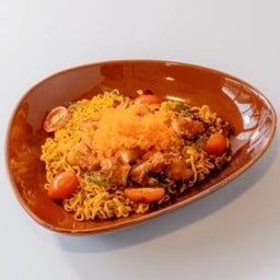 มาม่าผัดน้ำพริกแดงอ่องต่อง(หมูทอด)