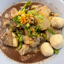 ชายสี่ บะหมี่เกี๊ยว ตรงข้ามหมู่บ้านพรเทพ2