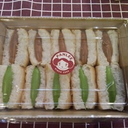 ขนมปังสังขยาจิ๋วผสม ใบเตย+ชาไทย 10 ชิ้น กล่องเล็ก