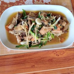 ผัดขึ้นฉ่ายปลาช่อนทอด