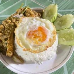 ผัดผักบุ้งราดข้าว