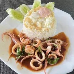 ผัดกระเพราปลาหมึกราดข้าว