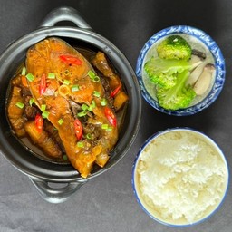 ข้าวปลาตุ๋นพริกไทยดำกับหมูสามชั้น