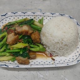 ข้าวราดคะน้าหมูกรอบ