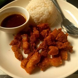 ข้าวหมูสามชั้นทอดน้ำปลา