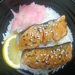 ข้าวแซลมอนย่างซีอิ้ว