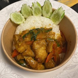 ข้าวผัดพริกแกงใต้หมูกรอบ