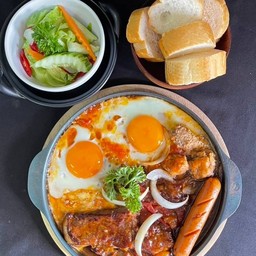 บั๋นหมี่กะทะเนื้อส่วนลูกมะพร้าว ไส้กรอบไก่ หมูบอลเวียดนาม