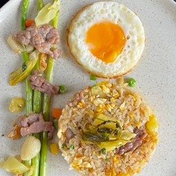 ข้าวหอมมะลิผัดผักกาดดองหน่อไม้ฝรั่งผัดกระเทียมฟรีไข่ดาว Pickled Fried Rice