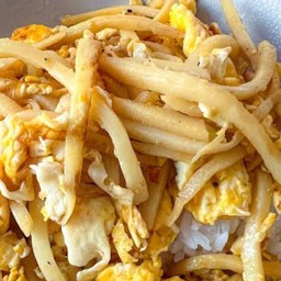 หน่อไม้ผัดไข่ ราดข้าว