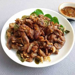 เครื่องในไก่ทอดกระเทียมราดข้าว