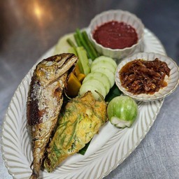 ชุดน้ำพริกกะปิ ปลาทูทอด ผักสด (กุ้งหวาน หรือ หมูหวาน)