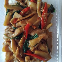 ข้าวผัดหน่อไม้ไก่