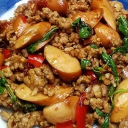 ผัดกระเพราไส้กรอก